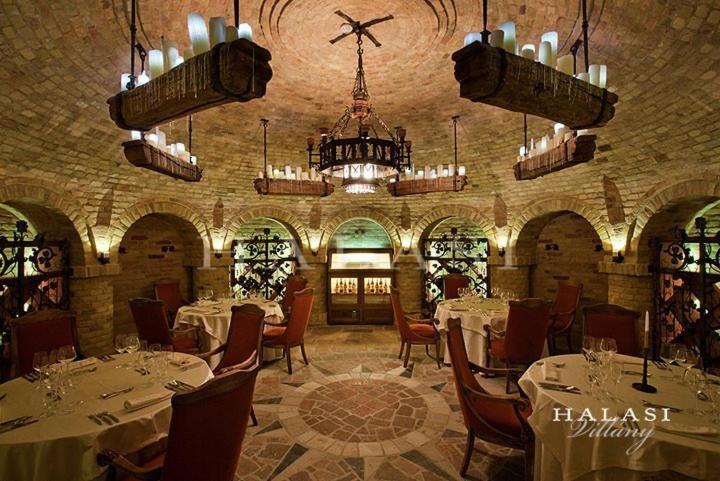 Halasi Pince Panzió Villány Esterno foto